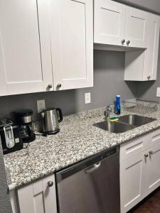 Modern 2 Bed 1 Bath near Downtown and Farmers Market