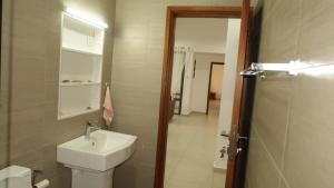 Luxury 3BR Apartment with Rooftop Pool near beach