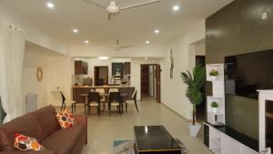 Luxury 3BR Apartment with Rooftop Pool near beach