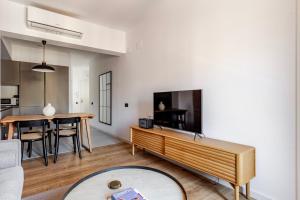 Blueground El Raval balcony nr La Rambla BCN-200