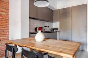 Blueground El Raval balcony nr La Rambla BCN-200