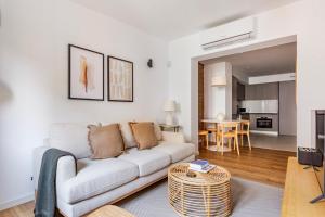 Blueground El Raval city view nr Plaça Catalunya BCN-199