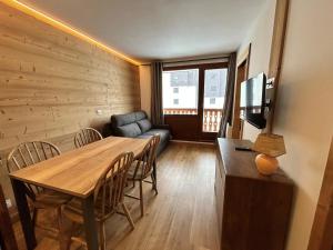 Studio cabine rénové au pied des pistes avec balcon à Tignes - FR-1-502-577