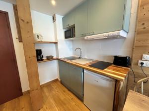 Studio cabine rénové au pied des pistes avec balcon à Tignes - FR-1-502-577