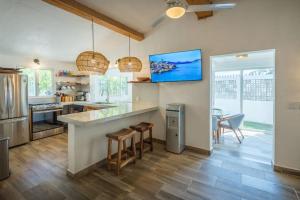 Casita Walk to Surf and Town