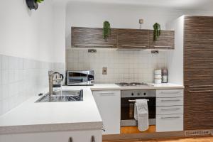 STYLISH RETREAT- 2 bed city centre apartment