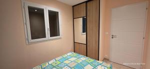 EMBRUN Appartement climatisé cosy 2 chambres au 1er étage pour 4 personnes au Barcarès