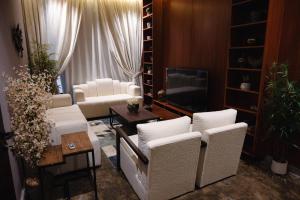 Elegant 3BR Apartment with Private Cinema NZL269