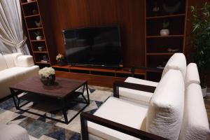 Elegant 3BR Apartment with Private Cinema NZL269