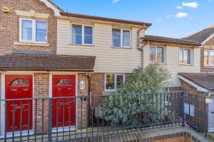 Modern Hastings Home for Groups with Garden Terrace and Dedicated Workspace