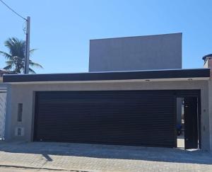 Sobrados Novos em Caraguatatuba perto da praia, Wi-Fi grátis, Churrasqueira privativa, Pet friendly e Estacionamento