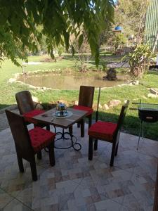 Casa da cachoeira, Hidro,lareira,lago, riacho e fogo de chão