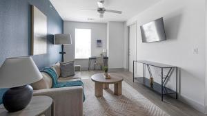 Landing Modern 1BD Pool Gym