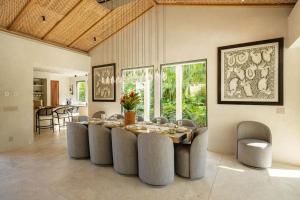 Luxury 5BR Villa with Pool Jacuzzi 2 Golf Carts