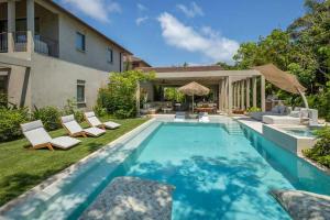Luxury 5BR Villa with Pool Jacuzzi 2 Golf Carts