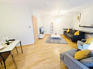Modern City 1BR w balcony&private parking