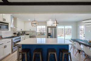 Perfect Getaway Home w Pool Jacuzzi Cinema Room