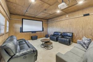 Spacious Ranch Style Home w Cinema Room