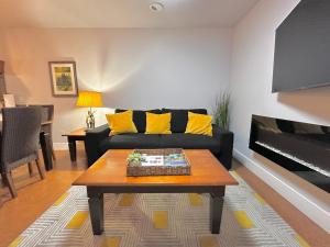 C111 Canmore World Class Solara Resort - Hot tub, Pool, Gym, AirCon, Free Parking & Netflix