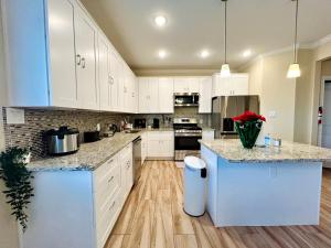 Family Spacious New Cozy 5BR House in Asian Town