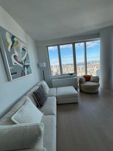 Luxury 2 bedrooms 2 bathrooms Corner Apartment Breathtaking City Views Modern Retreat