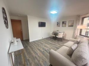 Free parking urban 2BR apartment