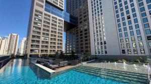 Estúdio moderno completo com vaga, TV 75 e Wi-Fi