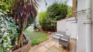 2 bedroom flat with garden in Notting Hill