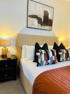 Gorgeous Town Centre 3-Bed 2-Bath Apartment Parking Available