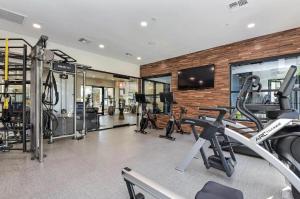 Ascent 2010 Cozy 2BR I 2BA Retreat - Pool - Gym - Free Parking