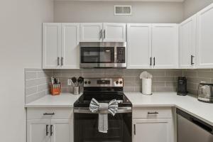 Ascent 2010 Cozy 2BR I 2BA Retreat - Pool - Gym - Free Parking