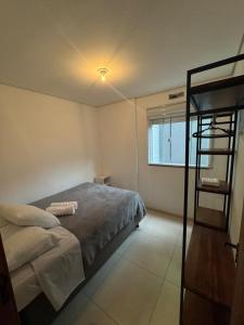 Apartamento térreo, 2 quartos á 300 mts da praia