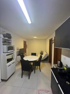 Apartamento térreo, 2 quartos á 300 mts da praia
