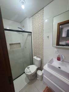 Apartamento térreo, 2 quartos á 300 mts da praia