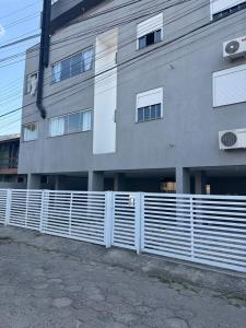 Apartamento térreo, 2 quartos á 300 mts da praia