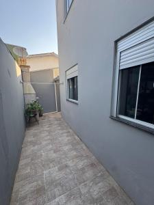 Apartamento térreo, 2 quartos á 300 mts da praia