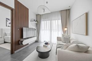 Luxury 1BR Apartment Near Burj Khalifa Skyline Pool View