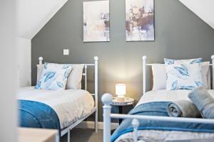 3 Bed & Sleeps 8, FREE Parking - 15 mins from Tottenham Stadium