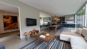 Casa 10 Floresta Boa Vista - Piscina Privativa, Adega e Conforto em 4 suítes