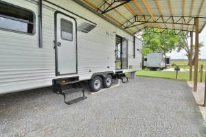 Lakeside Fire Pit • Grill • Games • Picnic Space