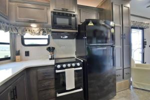 Lakeside Fire Pit • Grill • Games • Picnic Space