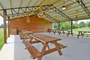 Lakeside Fire Pit • Grill • Games • Picnic Space