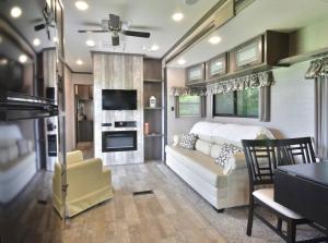 Lakeside Fire Pit • Grill • Games • Picnic Space