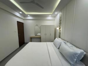 Candolim 1BHK Holiday Apartment with Pool & Smart TV - 5 Minutes to Beach
