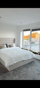 Modern 5 Bedroom Luxury Home with Sea Views and Hot Tub