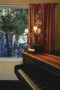 Gran casa con pileta climatizada y vista al lago