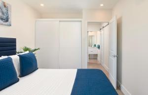 Walk to Mullins Beach Ground Floor Pool Fast WiFi