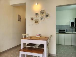 Modern 1BHK Apartment with Pool, Balcony & Full Kitchen - Perfect for Families and Groups