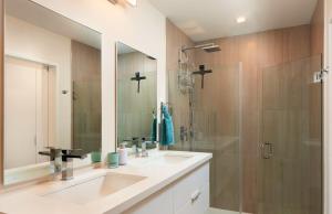 Walk to Mullins Beach Ground Floor Pool Fast WiFi