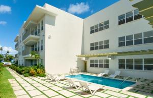 Walk to Mullins Beach Ground Floor Pool Fast WiFi